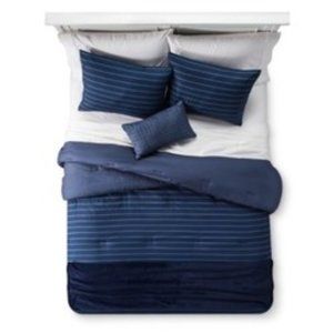 Room Essentials King 5 Peice Bed & Throw Set